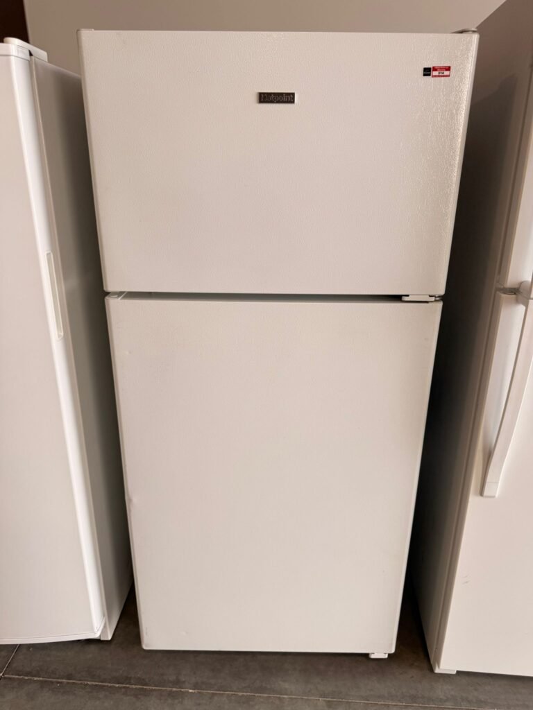 Hotpoint 28-Inch Wide 15 cu. ft. Top-Freezer Refrigerator in White!