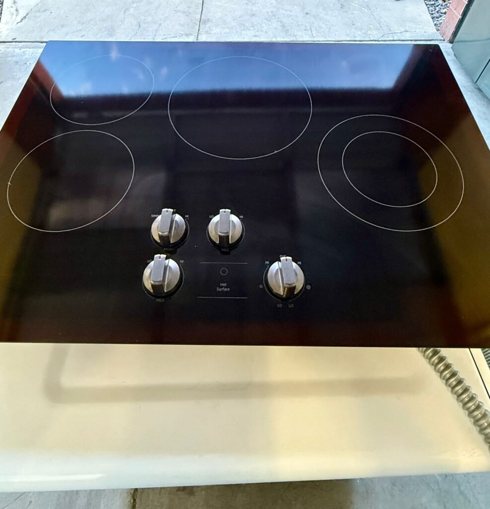 BRAND NEW Samsung 30-Inch 4 Burners Smooth Surface Electric Range with Self & Steam Clean, and Warming Center in Stainless Steel!