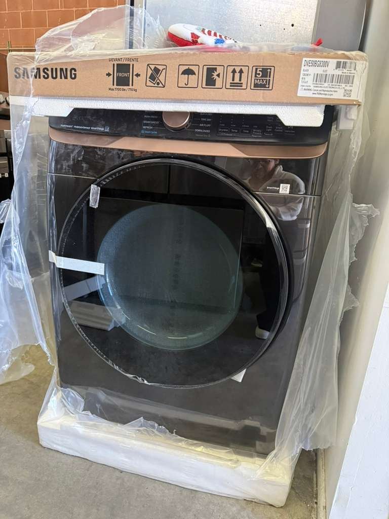 NEW Samsung 7.5 cu. ft. Stackable Vented Electric Dryer with Steam Cycle (Brushed Black)